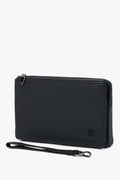 Schräge Frontalansicht der schwarzen Herren-Leder-Clutch mit abnehmbarer Handschlaufe und Reißverschluss