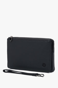 Schräge Frontalansicht der schwarzen Herren-Leder-Clutch mit abnehmbarer Handschlaufe und Reißverschluss