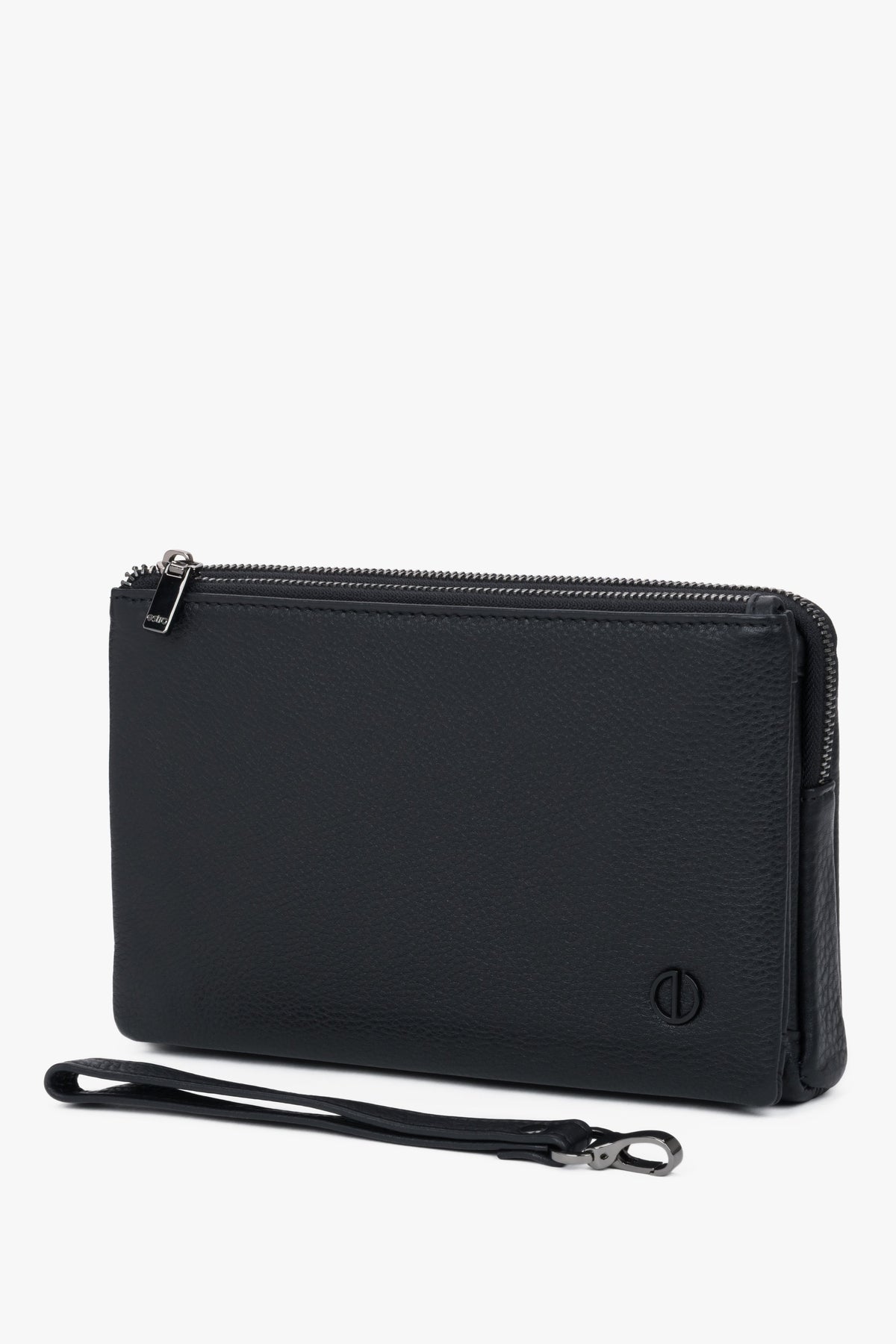 Schräge Frontalansicht der schwarzen Herren-Leder-Clutch mit abnehmbarer Handschlaufe und Reißverschluss