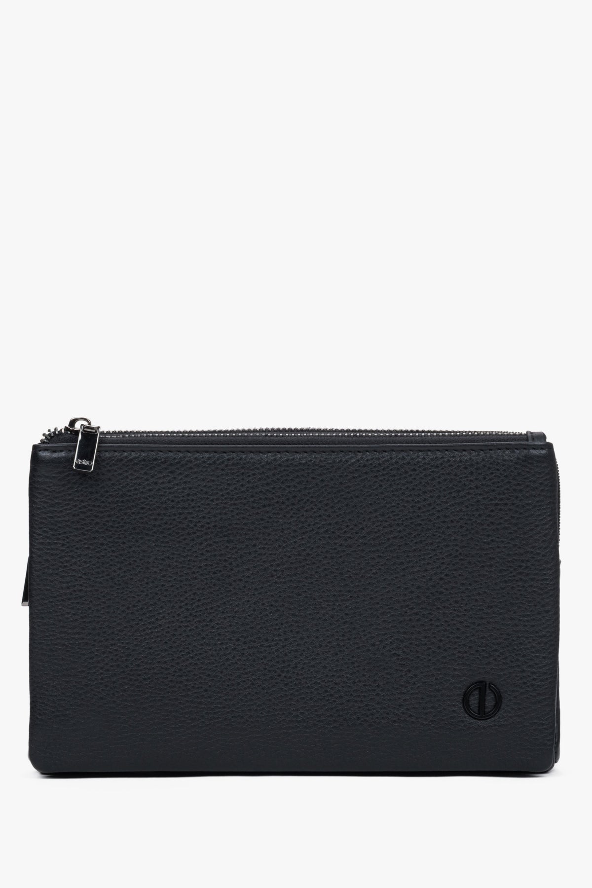 Klassische Frontalansicht der schwarzen Herren-Clutch aus genarbtem Leder mit dezentem Logo-Emblem