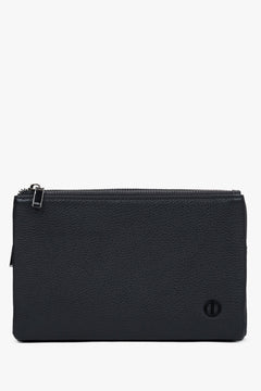 Klassische Frontalansicht der schwarzen Herren-Clutch aus genarbtem Leder mit dezentem Logo-Emblem