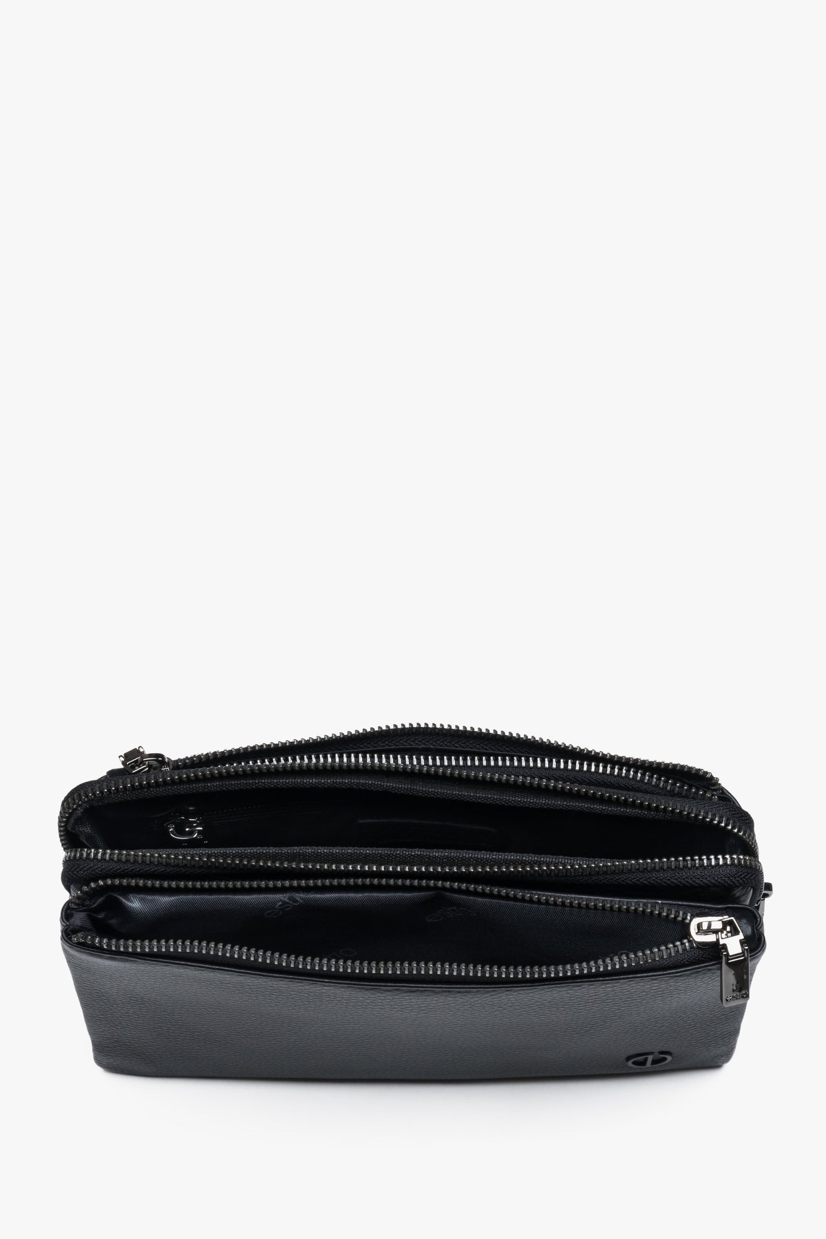 Draufsicht auf die geöffnete schwarze Leder-Clutch, die die drei aufgefächerten Hauptfächer zeigt