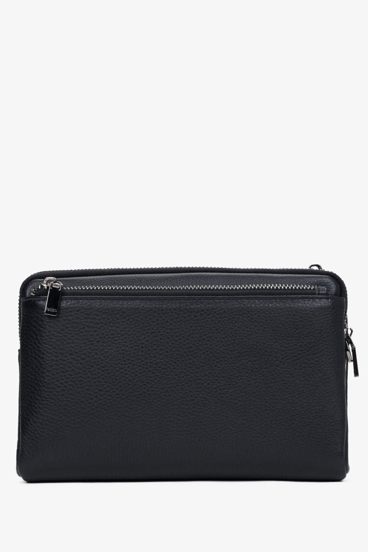 Symmetrische Rückansicht der puristischen schwarzen Herren-Leder-Clutch