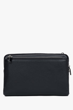 Symmetrische Rückansicht der puristischen schwarzen Herren-Leder-Clutch