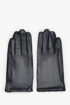 Innenhandansicht der schwarzen Herrenhandschuhe aus glattem, feinem Echtleder