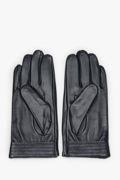Draufsicht auf den Handrücken der schwarzen Lederhandschuhe mit dekorativen Ziernähten