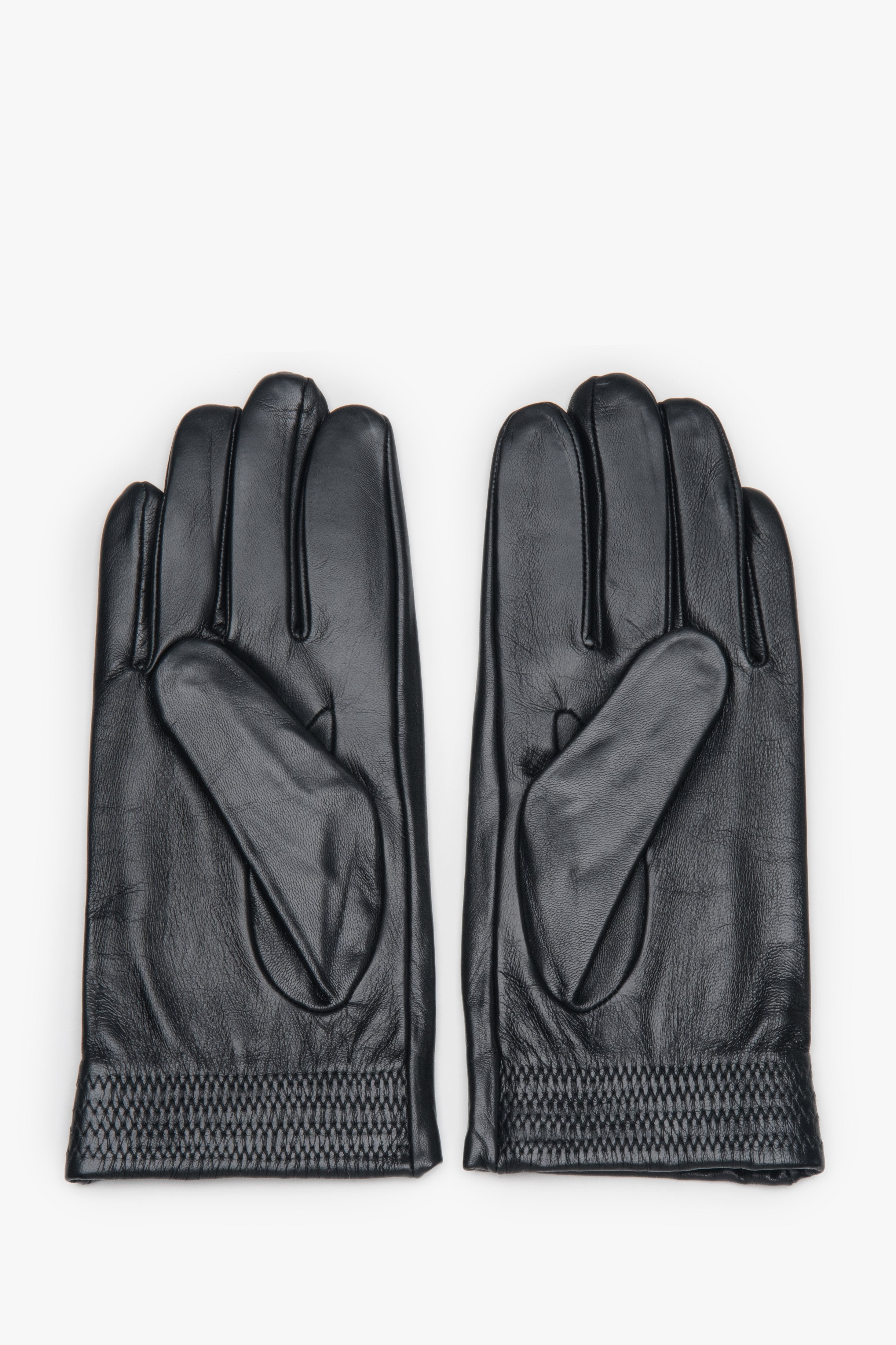 Draufsicht auf den Handrücken der schwarzen Lederhandschuhe mit dekorativen Ziernähten
