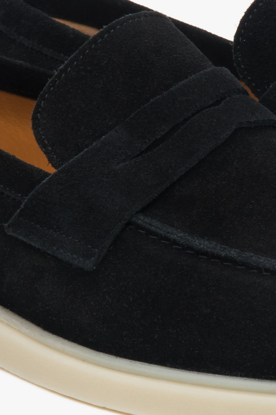 Herren Loafer von Estro in Tiefschwarz – Nahaufnahme der Details.