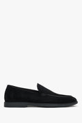 Flaches Seitenprofil der schwarzen Herren-Loafer aus Natur-Velours.