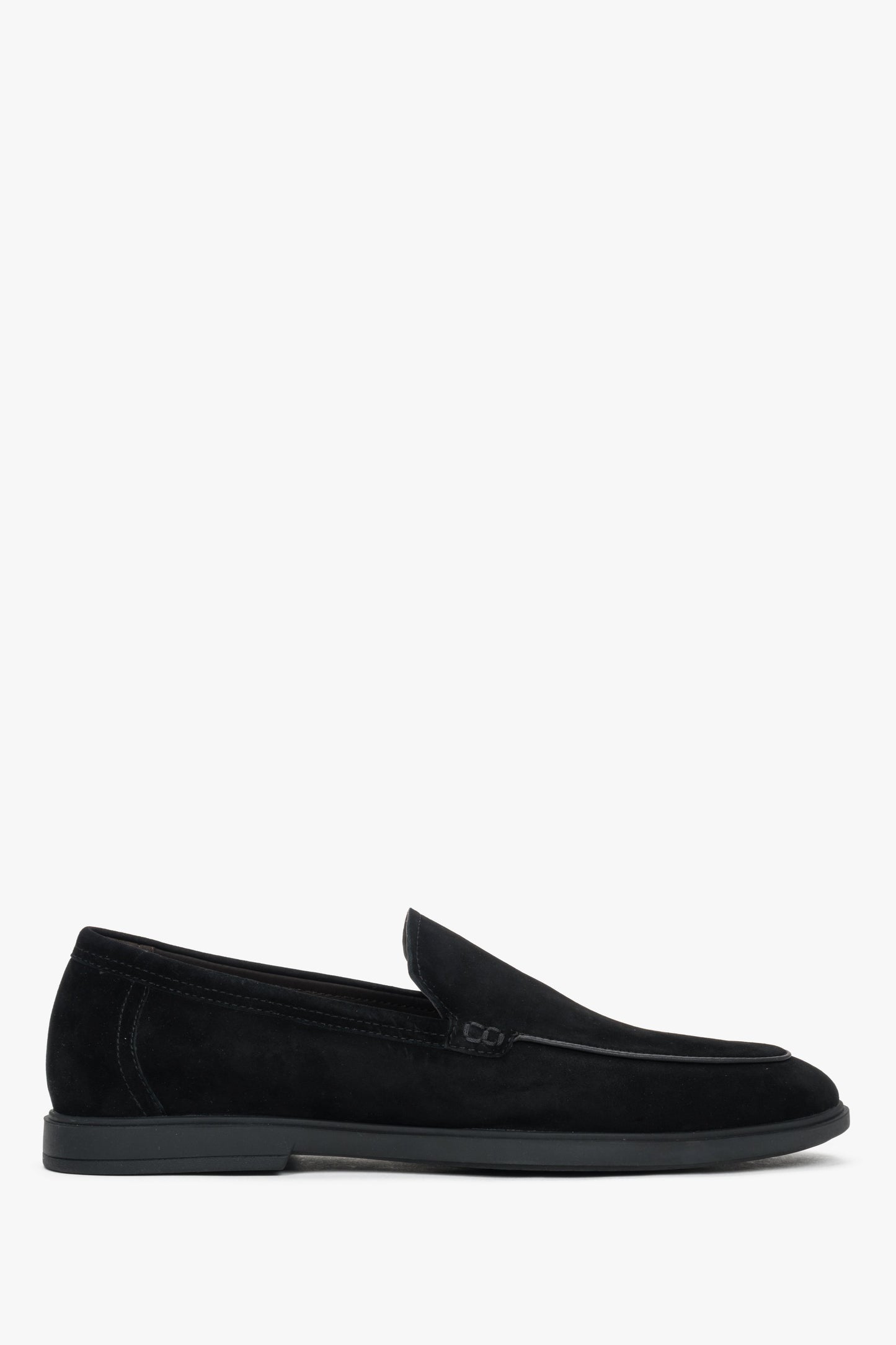 Flaches Seitenprofil der schwarzen Herren-Loafer aus Natur-Velours.