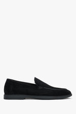 Flaches Seitenprofil der schwarzen Herren-Loafer aus Natur-Velours.