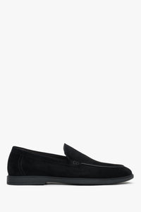 Flaches Seitenprofil der schwarzen Herren-Loafer aus Natur-Velours.