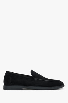 Flaches Seitenprofil der schwarzen Herren-Loafer aus Natur-Velours.