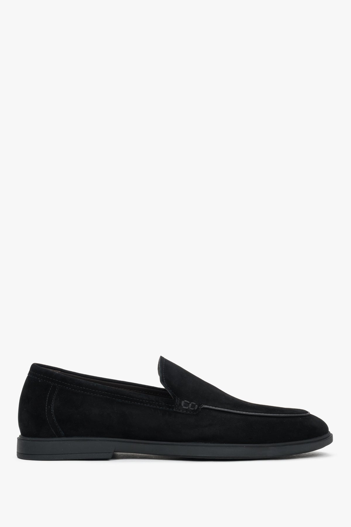 Flaches Seitenprofil der schwarzen Herren-Loafer aus Natur-Velours.