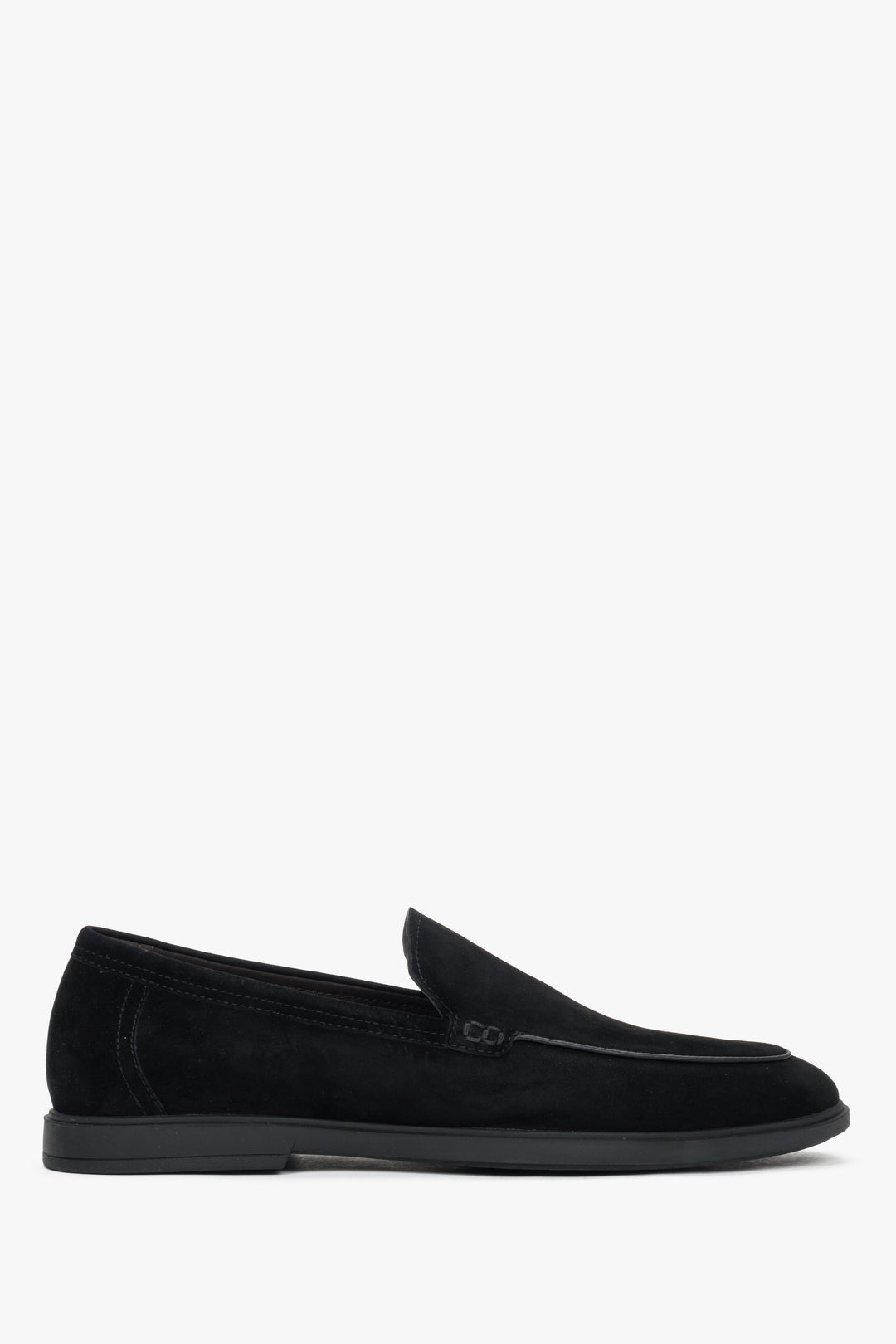 Flaches Seitenprofil der schwarzen Herren-Loafer aus Natur-Velours.