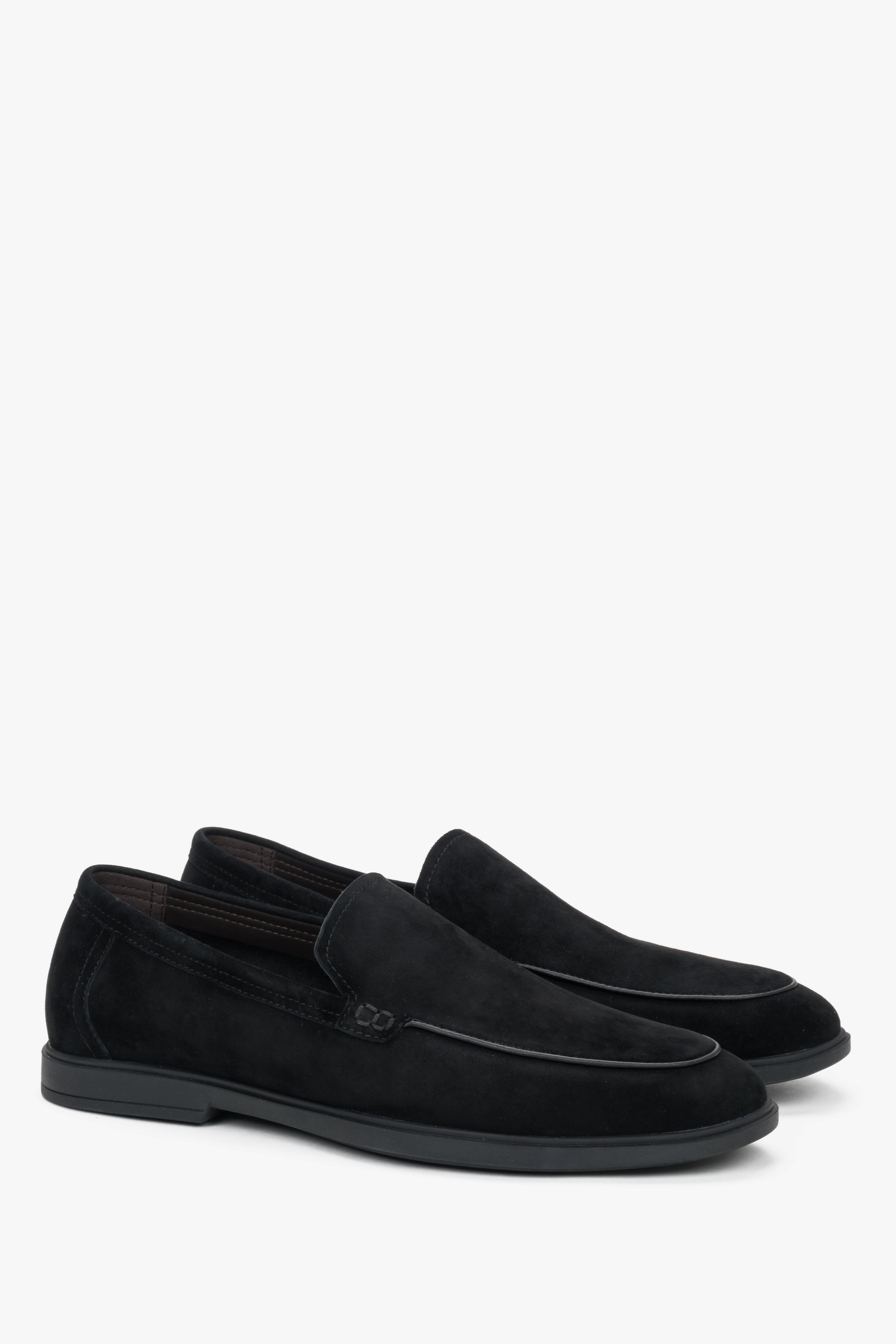 Schräge Seitenansicht der eleganten schwarzen Schlupfschuhe für Herren mit erhabenen Nähten.