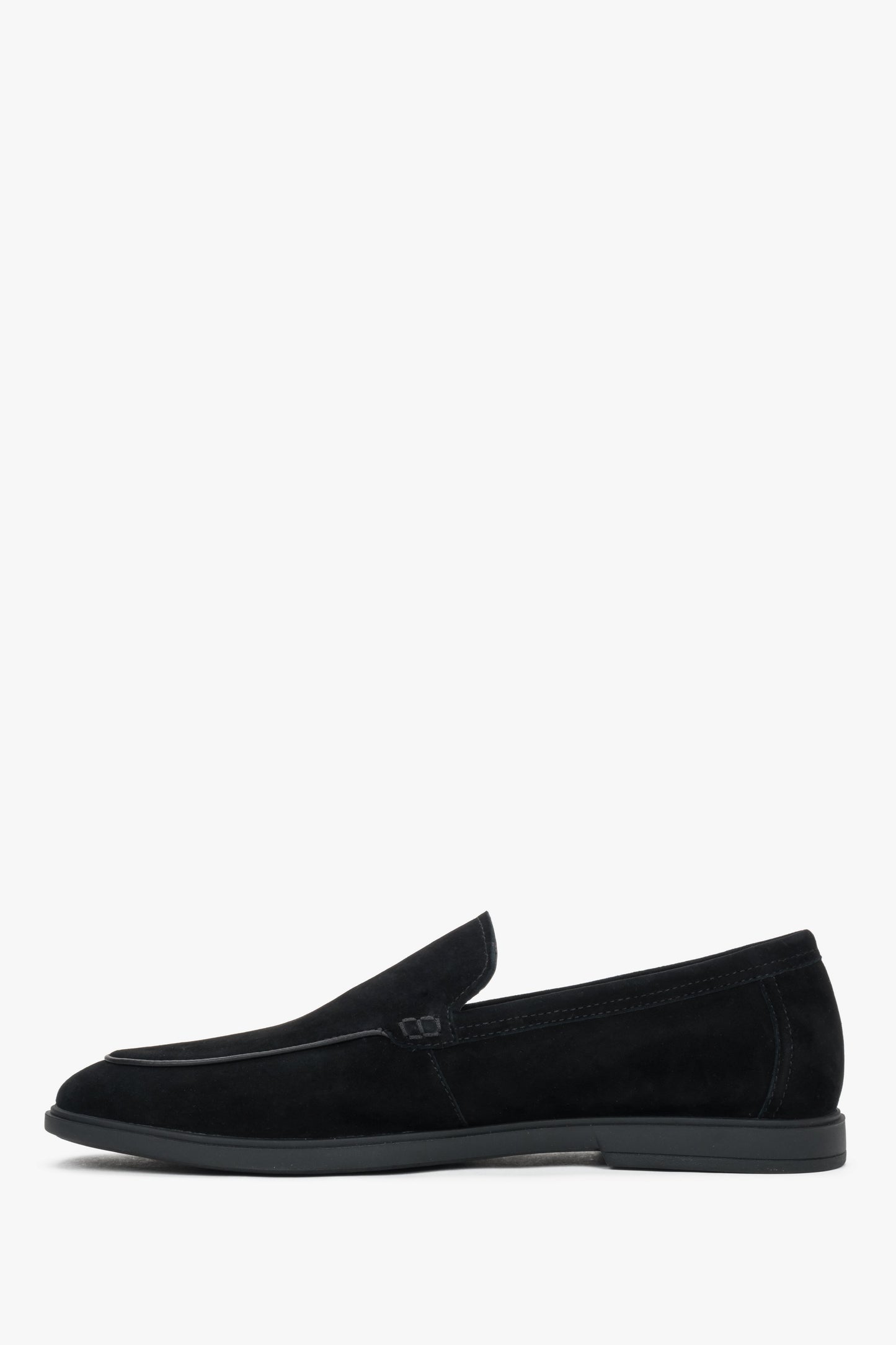 Linkes Seitenprofil der schwarzen Velours-Loafer von Estro.