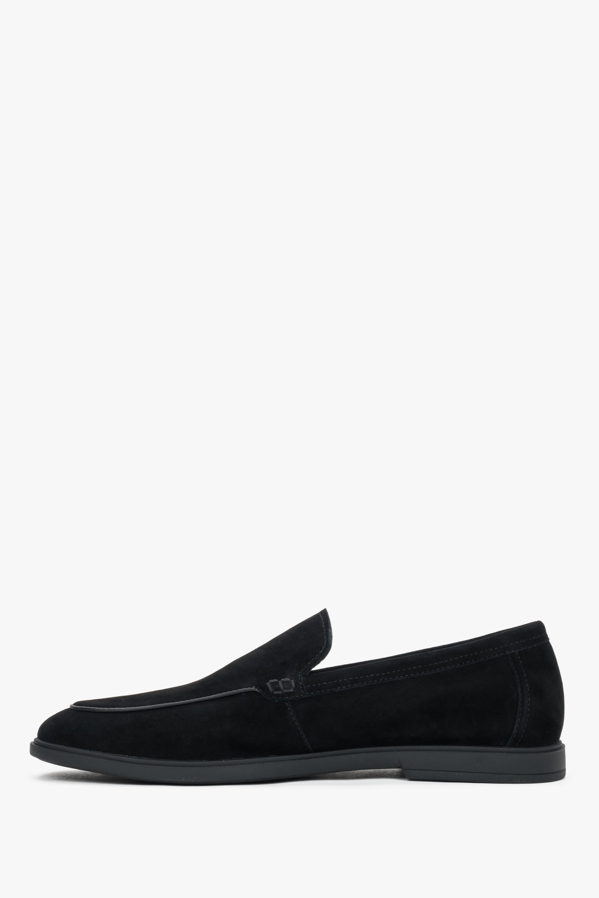 Linkes Seitenprofil der schwarzen Velours-Loafer von Estro.