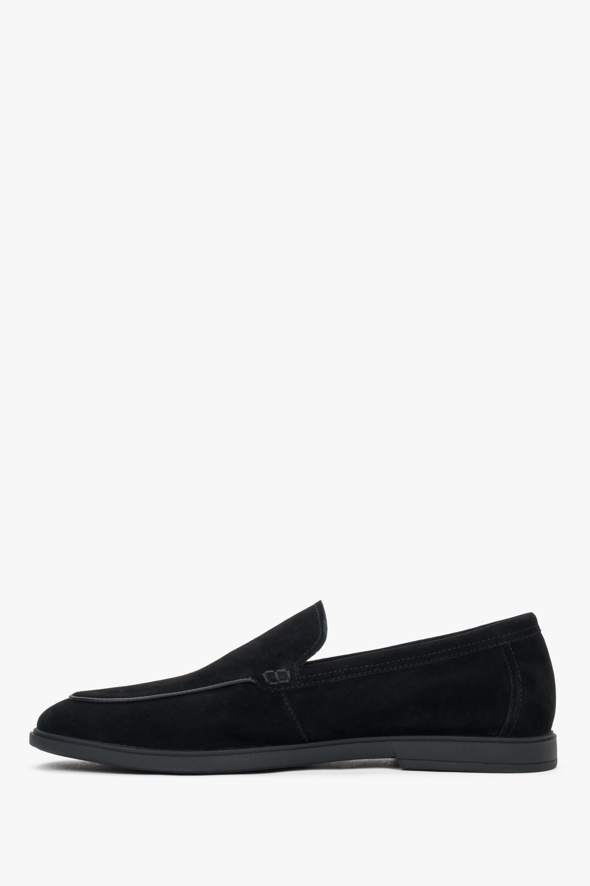 Linkes Seitenprofil der schwarzen Velours-Loafer von Estro.