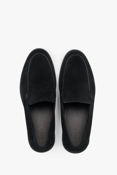 Draufsicht auf das Paar Herren-Loafer aus Natur-Velours in Schwarz.