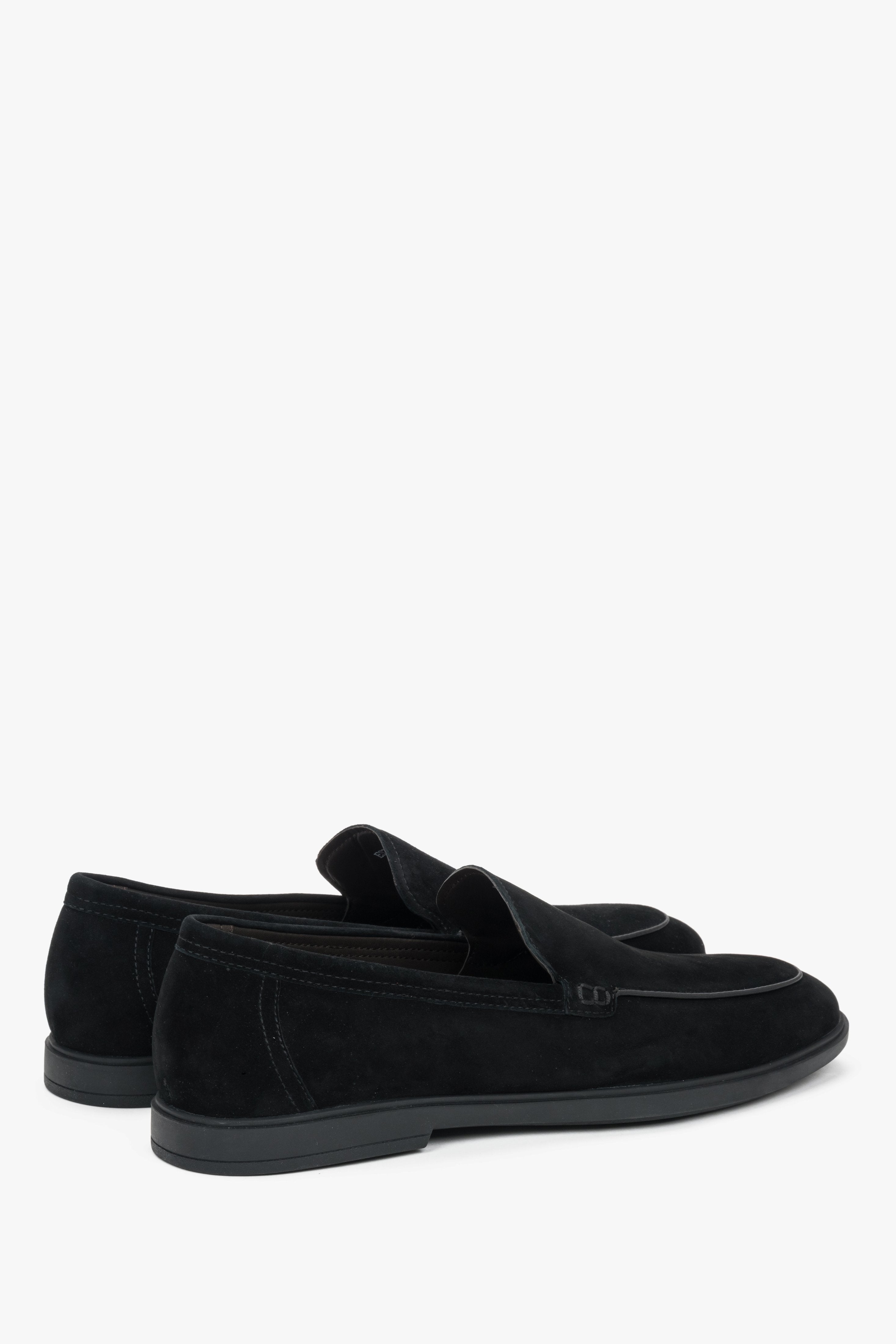 Rückwärtige Seitenansicht der flachen schwarzen Herren-Loafer.