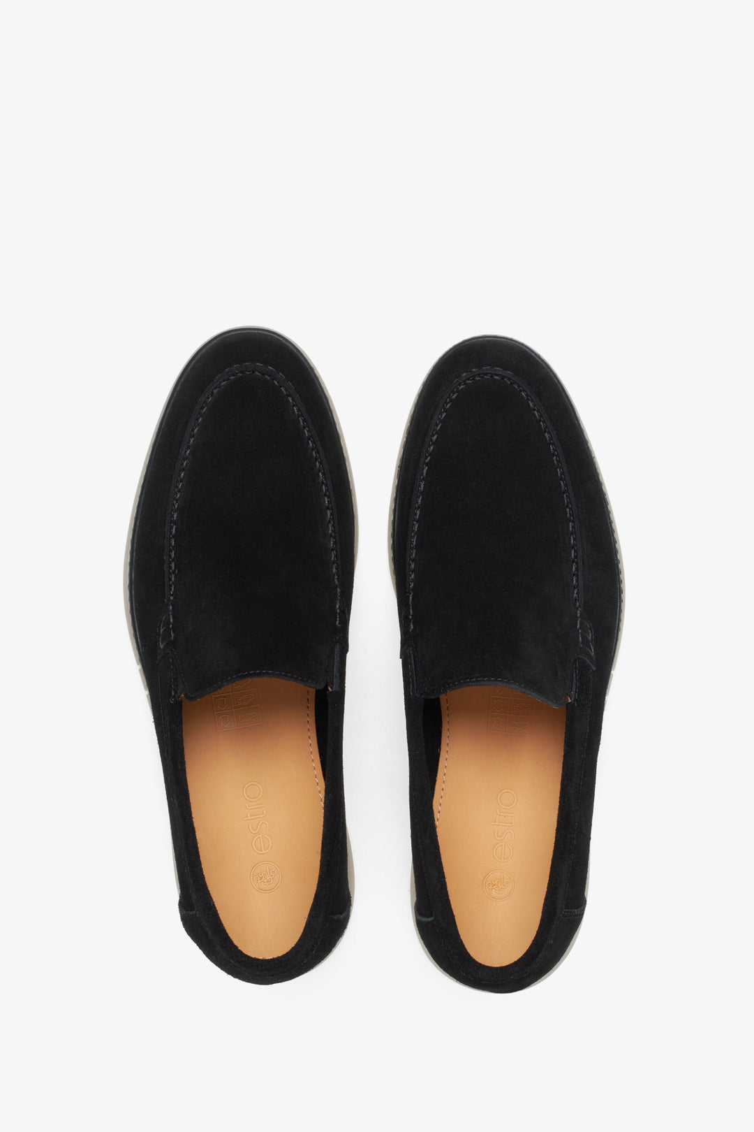 Ein Paar schwarze Veloursleder-Loafer für Herren. Marke Estro.