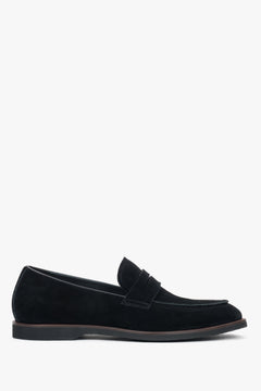 Flache Seitenansicht der schwarzen Herren-Loafer aus weichem Veloursleder.