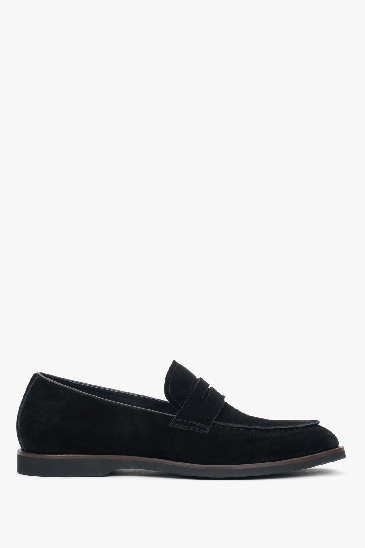 Flache Seitenansicht der schwarzen Herren-Loafer aus weichem Veloursleder.