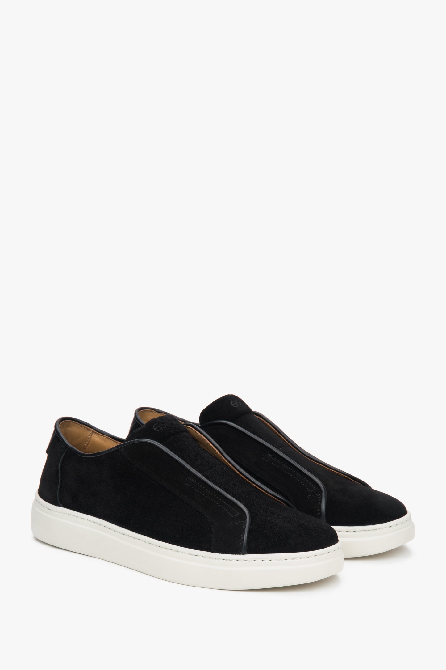 Stilvolle schwarze Herren Sneaker von Estro aus natürlichem italienischem Velours mit federnder Sohle.