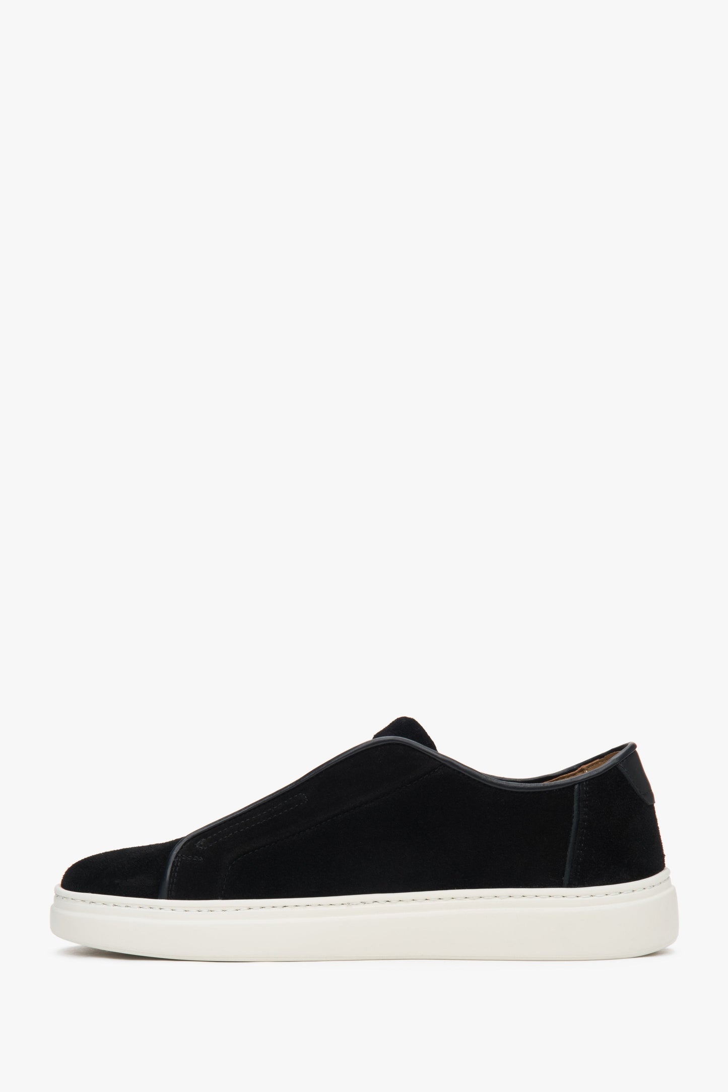 Bequeme schwarze Herren Sneaker von Estro aus italienischem Echtvelours mit federnder Sohle für gute Dämpfung.