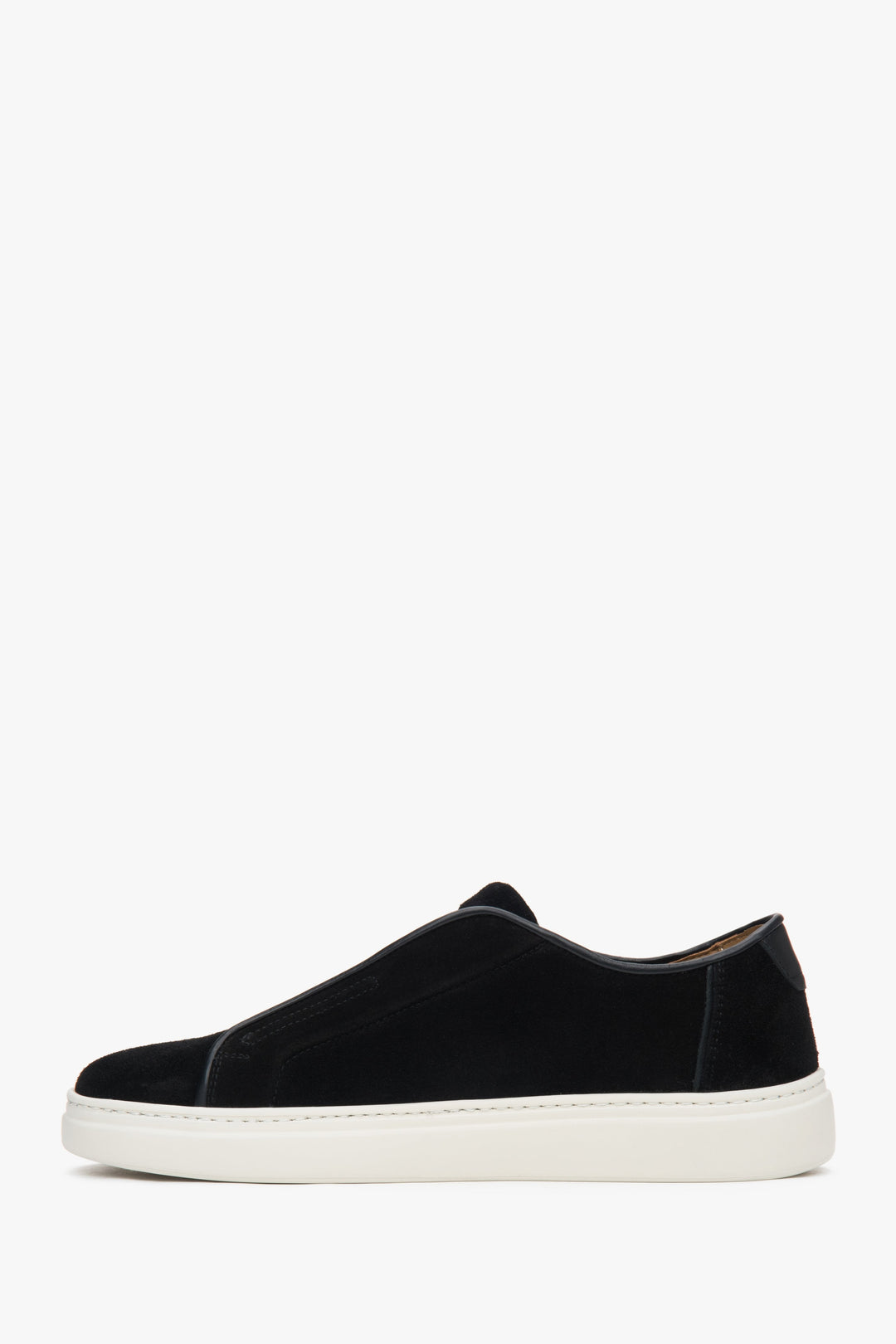 Bequeme schwarze Herren Sneaker von Estro aus italienischem Echtvelours mit federnder Sohle für gute Dämpfung.