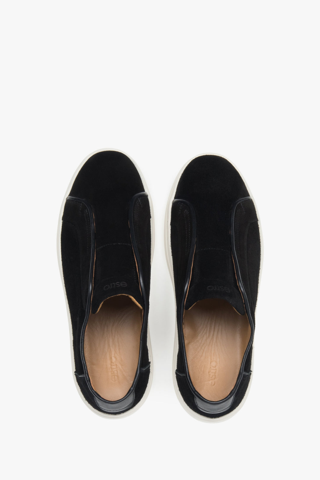Schwarze Sneaker von Estro aus Echtvelours, die mit federnder Sohle Komfort und dynamische Bewegung gewährleisten.