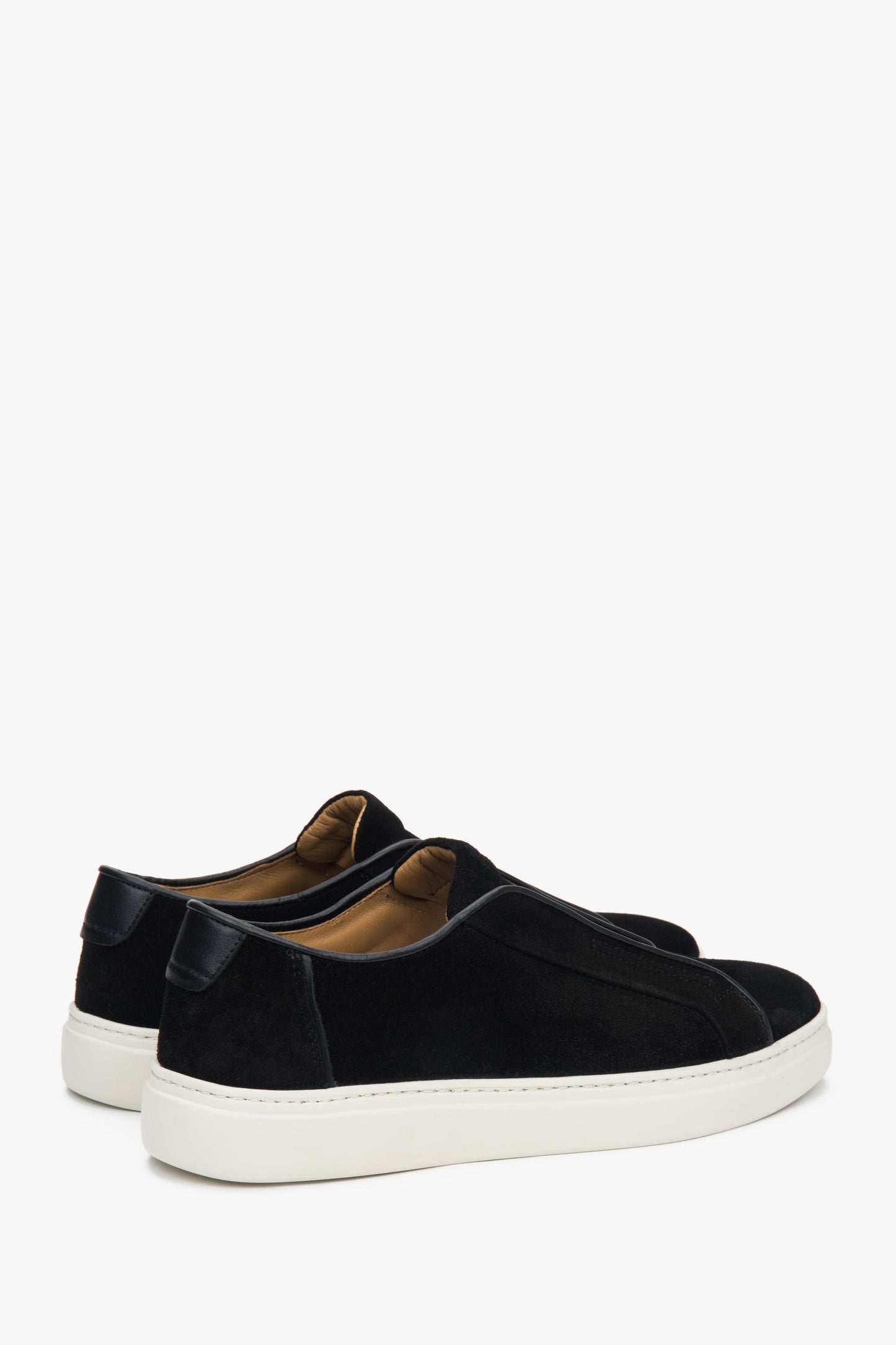 Schwarze Herren Sneaker aus italienischem Echtvelours von Estro mit flexibler und federnder Sohle.
