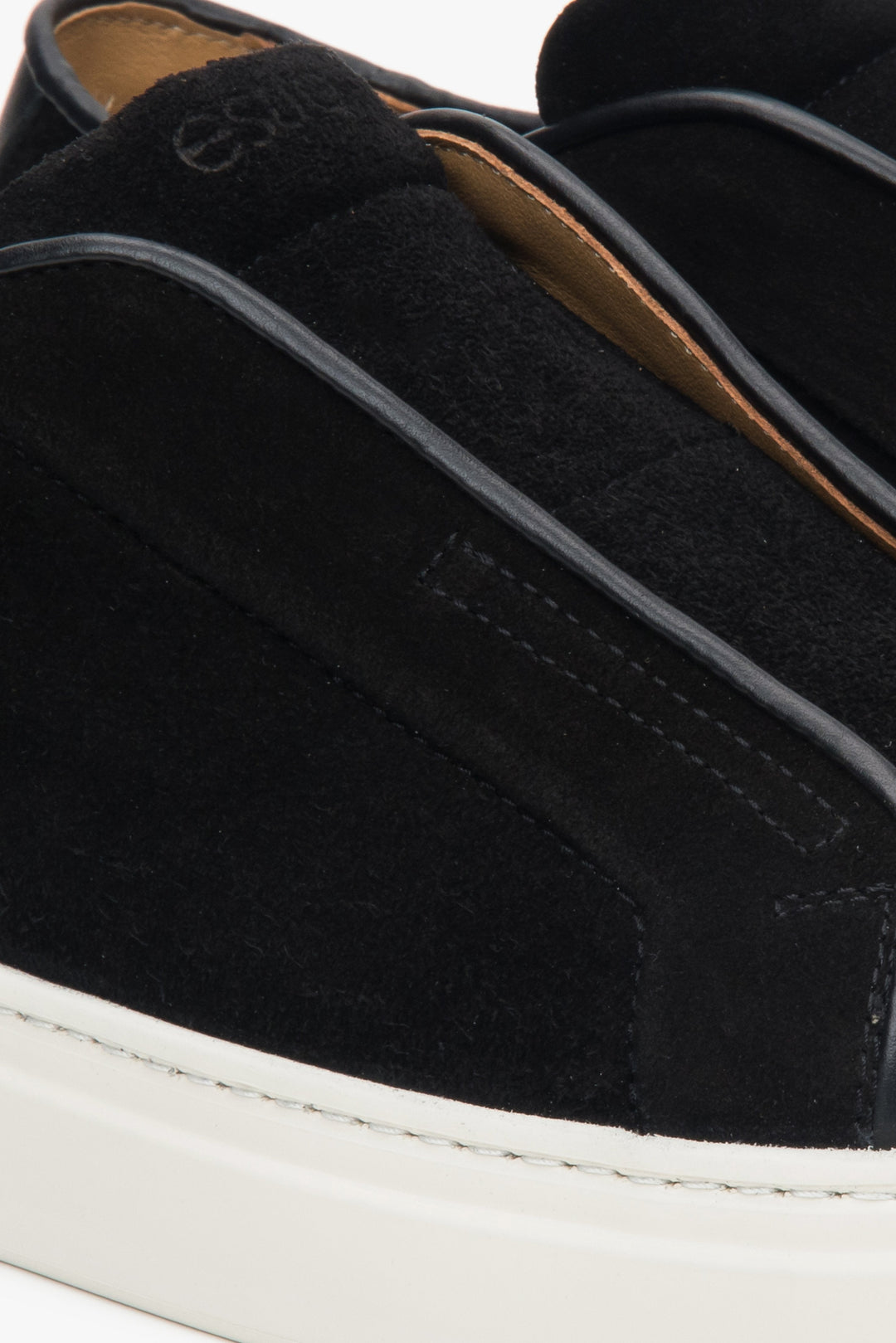 Schwarze Herren Sneaker von Estro aus italienischem Echtvelours – Details in Nahaufnahme.
