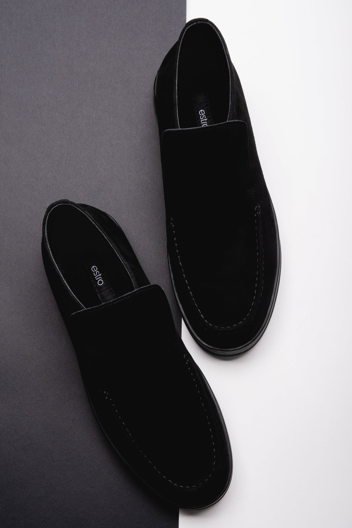 Draufsicht auf die schwarzen Herren-Halbschuhe aus echtem Veloursleder