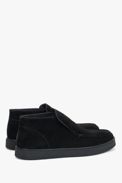 Schräge Seitenansicht der schwarzen Slip-on-Mokassins für Herren