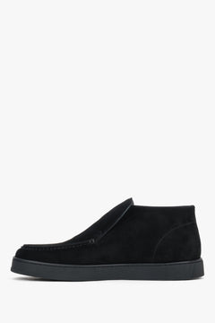 Gegenläufiges Seitenprofil des schwarzen Herren-Velours-Slippers