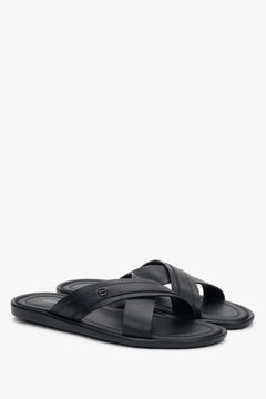 Schräge Ansicht der eleganten Schlupfschuhe für Herren in Schwarz.