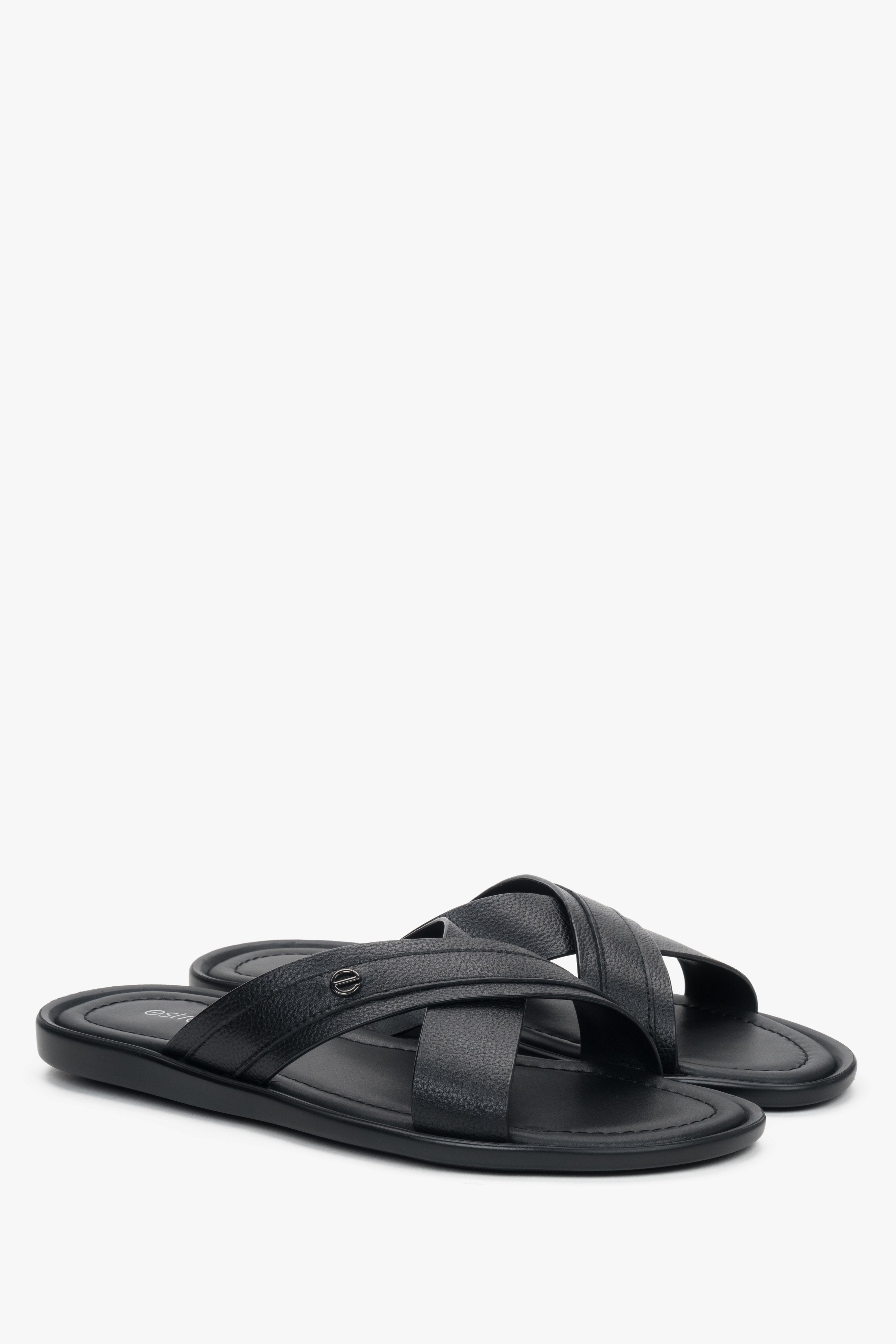 Schräge Ansicht der eleganten Schlupfschuhe für Herren in Schwarz.