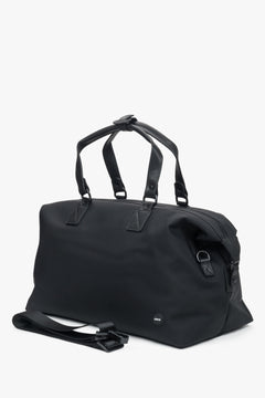 Schräge Seitenansicht der geräumigen Weekender-Tasche mit angebrachtem Schulterriemen