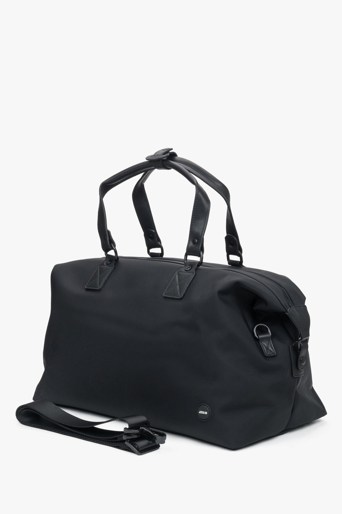 Schräge Seitenansicht der geräumigen Weekender-Tasche mit angebrachtem Schulterriemen