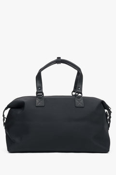 Klassische Seitenansicht der schwarzen Reisetasche im puristischen Design