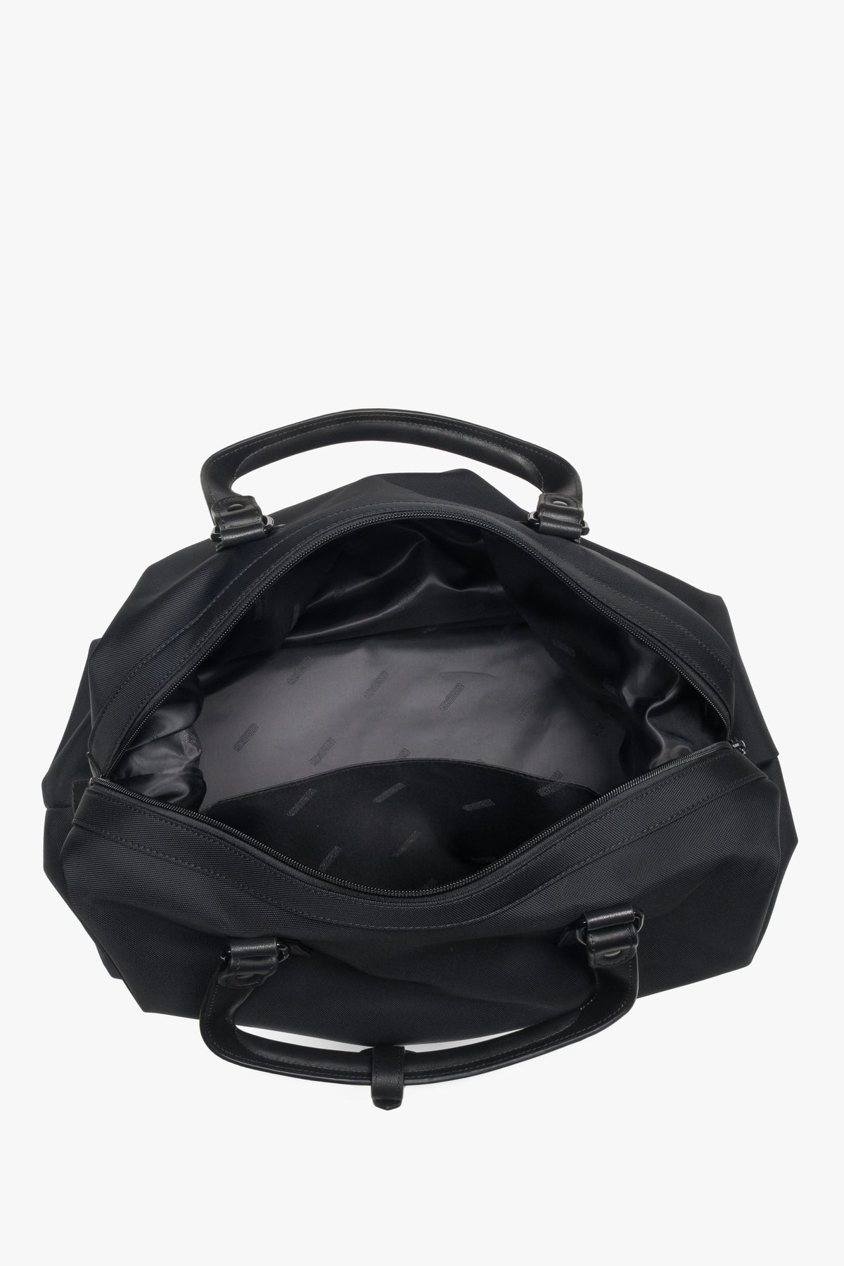 Blick von oben in das geöffnete Hauptfach der Reisetasche mit Textilauskleidung