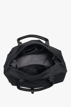 Blick von oben in das geöffnete Hauptfach der Reisetasche mit Textilauskleidung