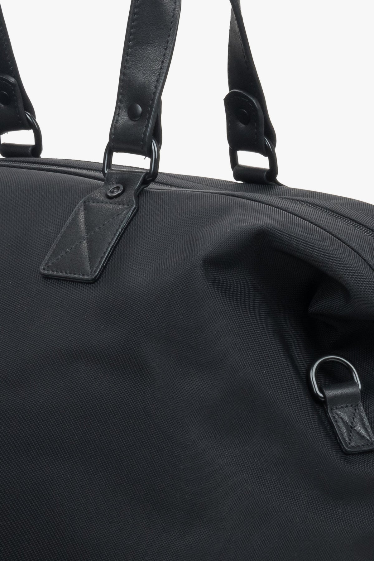 Detailaufnahme der hochwertigen Materialkombination und des Ledergriffs der Reisetasche
