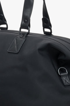 Detailaufnahme der hochwertigen Materialkombination und des Ledergriffs der Reisetasche