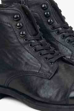 Schnürstiefeletten für Herren aus schwarzem Leder, entworfen von Estro – Details.