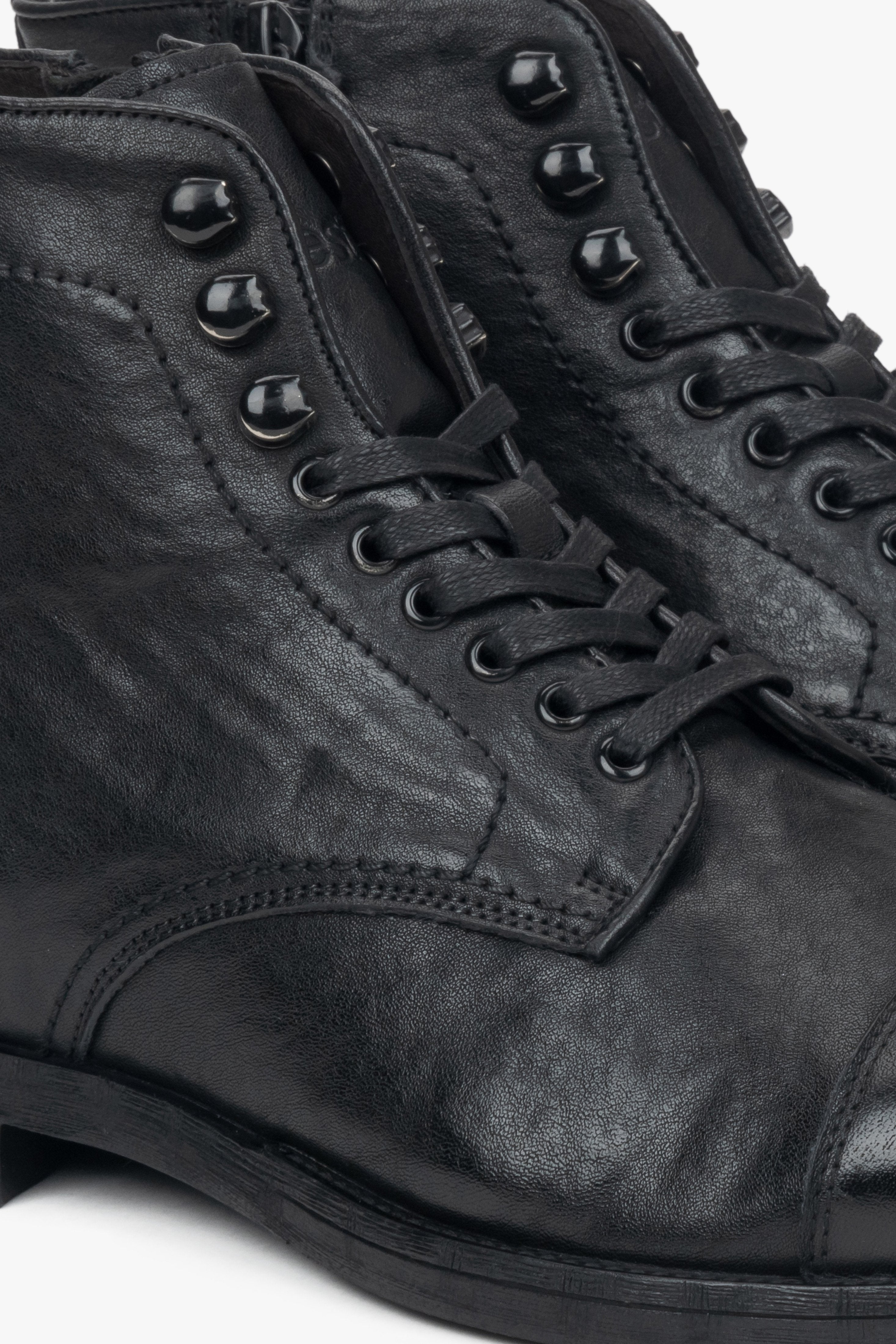 Schnürstiefeletten für Herren aus schwarzem Leder, entworfen von Estro – Details.