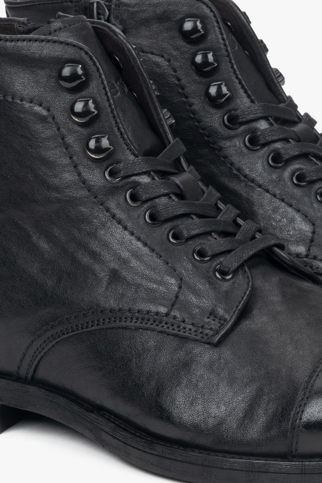 Schnürstiefeletten für Herren aus schwarzem Leder, entworfen von Estro – Details.