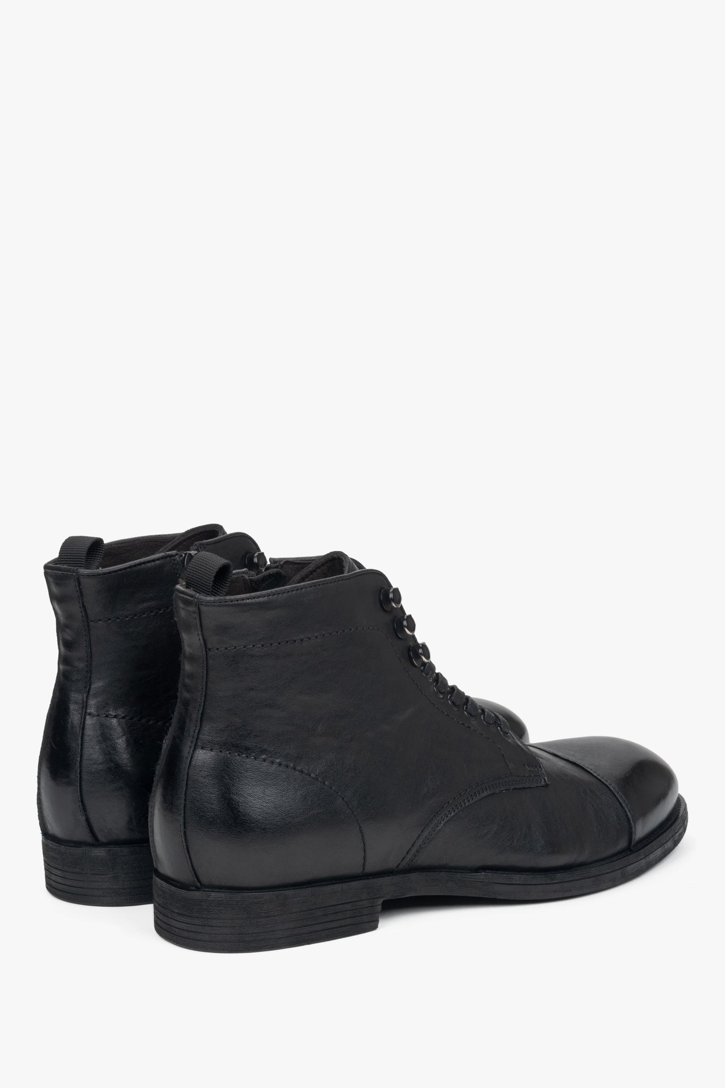 Steigern Sie Ihren Stil mit Estros schwarzen Herren-Schnürstiefeletten aus Leder – Schuhabsatzlinie.